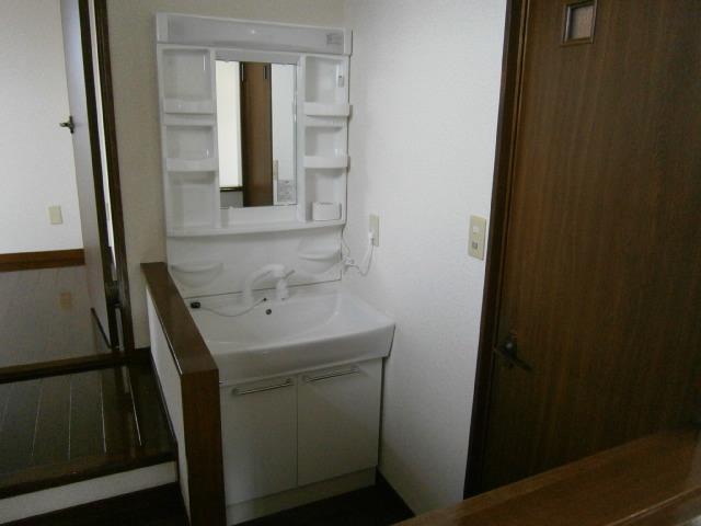 Wash basin, toilet. The third floor wash basin is brand new!