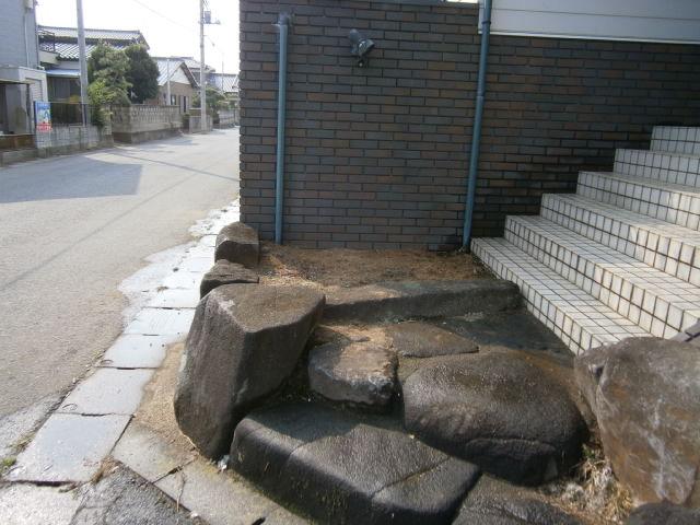 Local photos, including front road. Entrance of the entrance is heavy cobbled! 