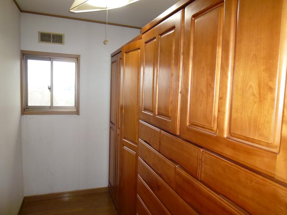 Other introspection. Chest of drawers Walk-in closet was very convenient. If good, please use it. 