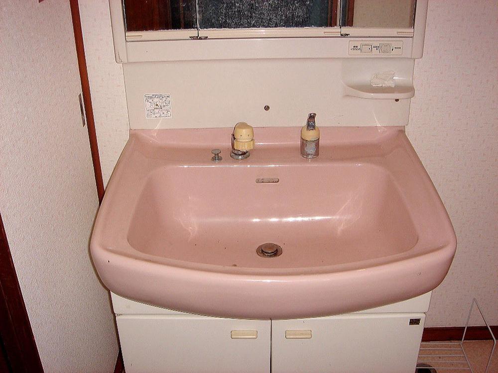 Wash basin, toilet. Indoor (11 May 2011) Shooting