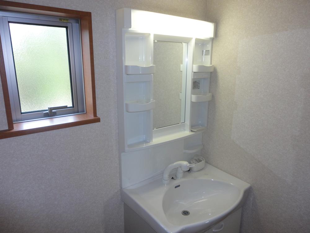Wash basin, toilet. (6 Building) same specification