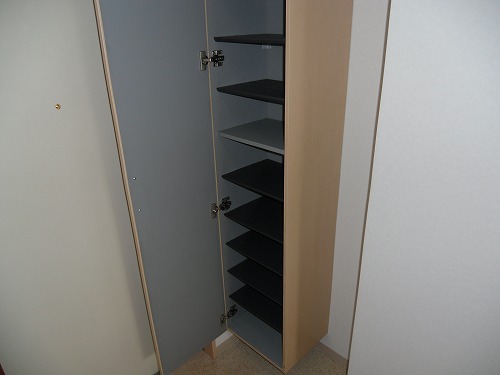 Entrance. Shoe box