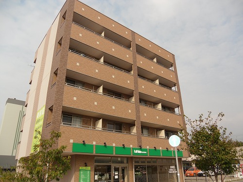 Building appearance. Built in December 2006 ☆ TX Midorino Station Rotary along!