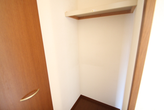 Receipt. Entrance side storage