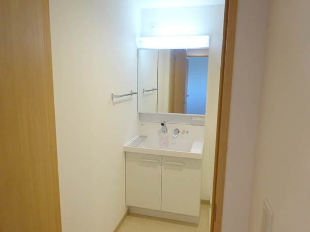 Washroom. Three-sided mirror!
