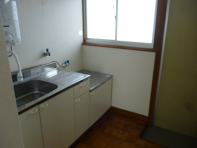 Kitchen. Window in the kitchen!