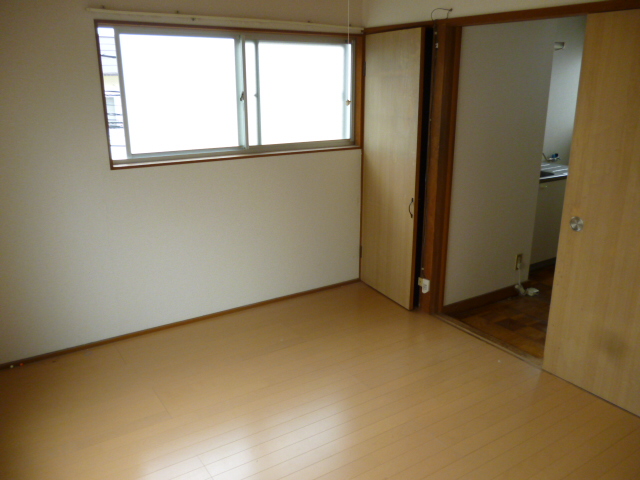 Living and room. Window 2 places! Bright living room