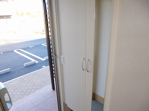 Entrance. With a convenient full-length mirror mirror! Large shoe box ☆ 