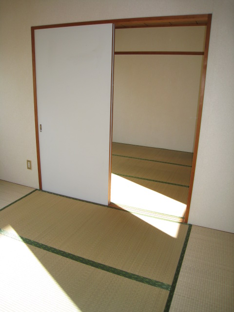 Living and room. Currently it is a Japanese-style room 2 rooms, Renovation by the hope to get 1 free room Western-style