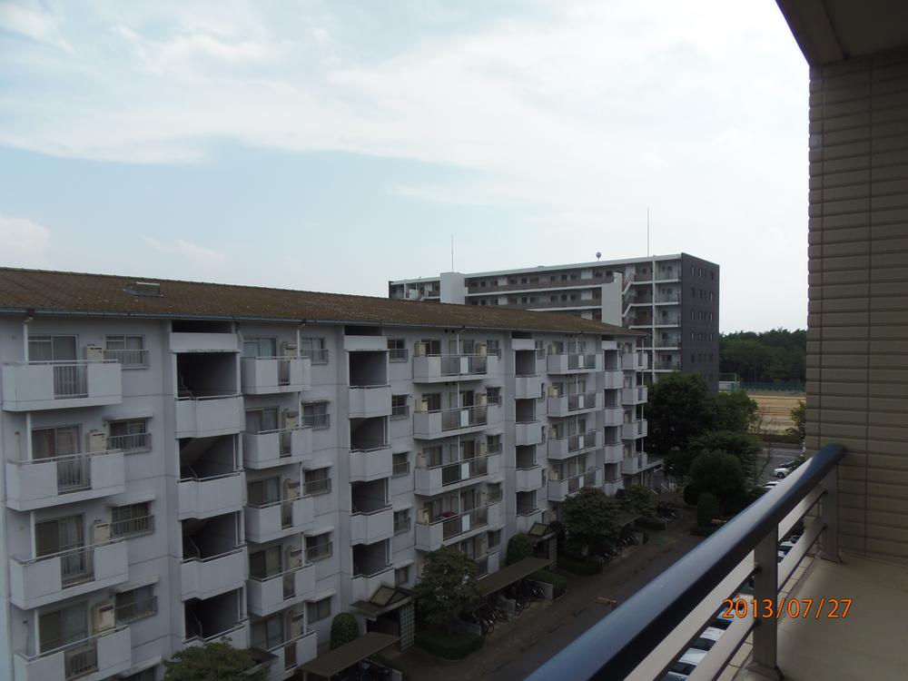 View photos from the dwelling unit. Kasuga School of schoolyard can be seen from the balcony.