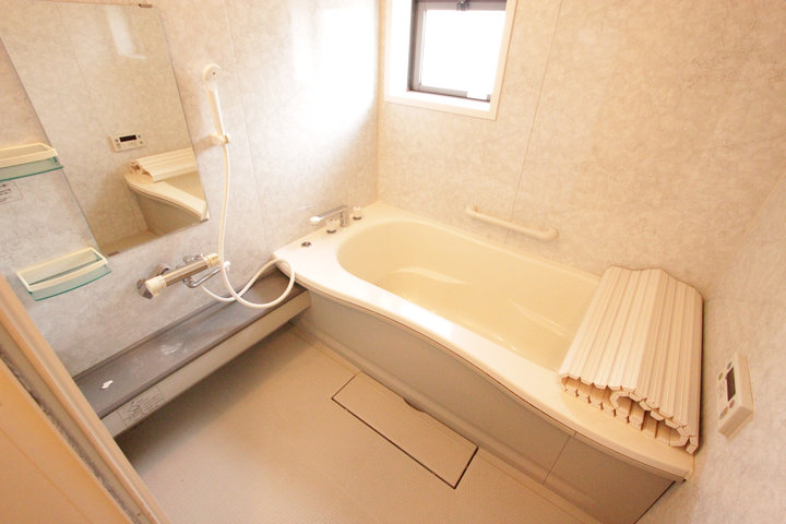 Bath. It is a bathroom spread of 1 pyeong type! In addition it is equipped with small window