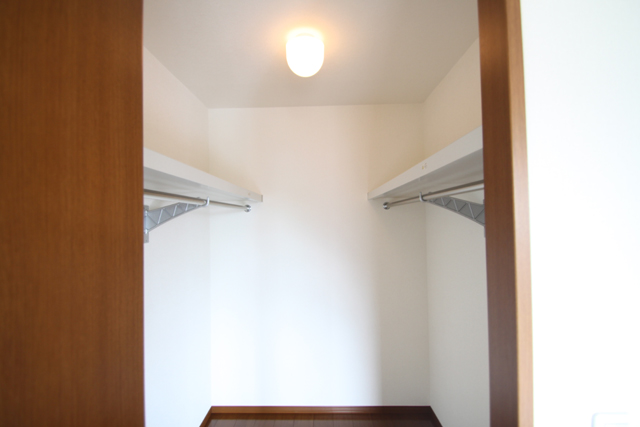 Receipt. Walk-in closet