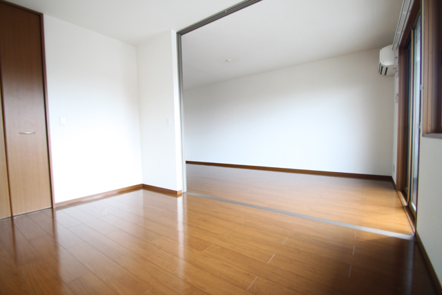 Other room space. The room spacious and open the partition!