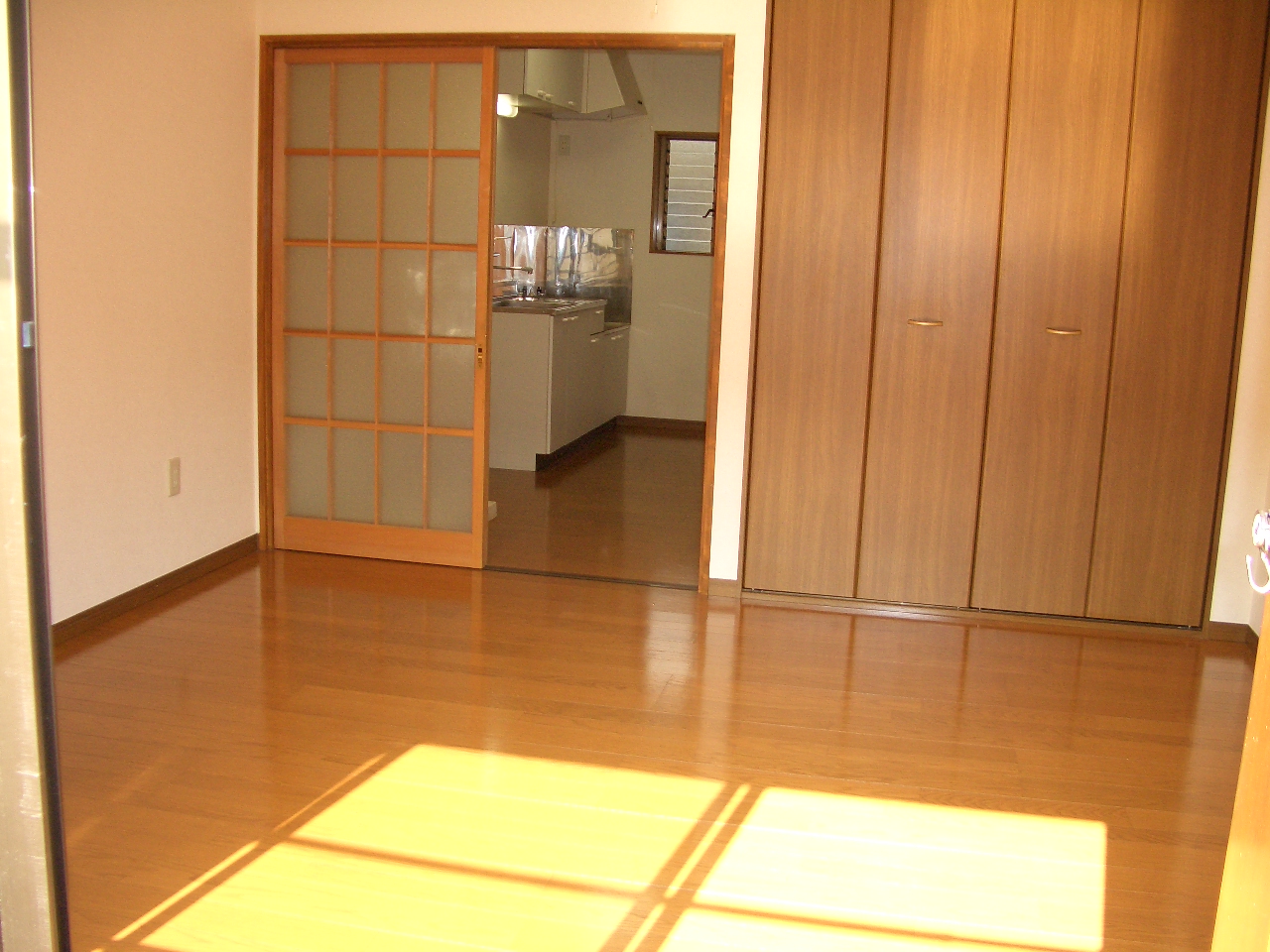 Living and room. 8 is a pledge of the spacious room. 