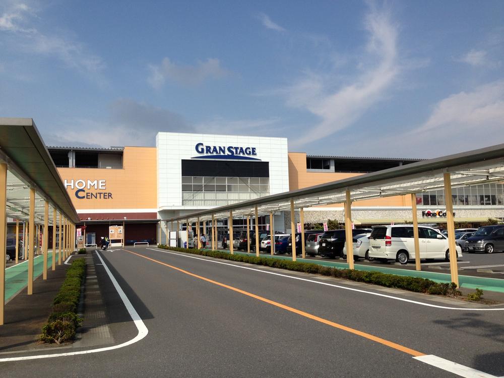 Shopping centre. 80m until the mountain new Grand Stage