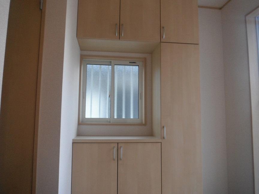 Entrance. (Building 2) shoe box