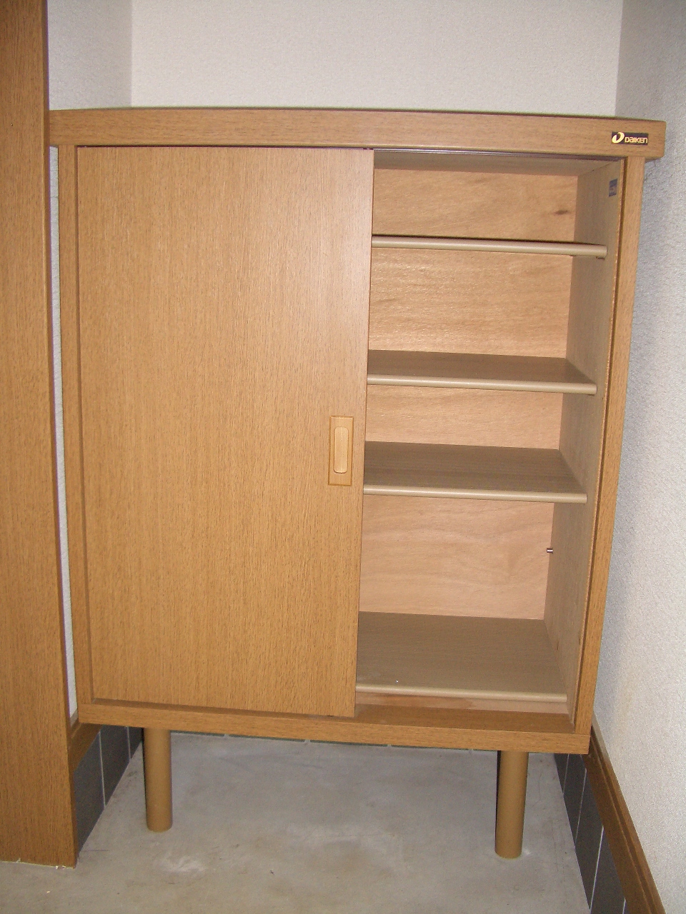 Entrance. Shoe box