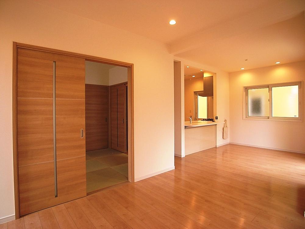 Living.  [4 Building / living] Adjacent is Japanese-style room in the living. It is a convenient 1 room, such as during a sudden visitor. Local (April 2013) Shooting