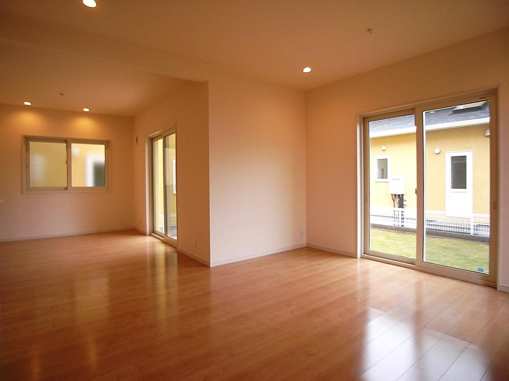 Living.  [4 Building / living] Living feel the warmth of the wood is also good yang per facing south. Local (April 2013) Shooting