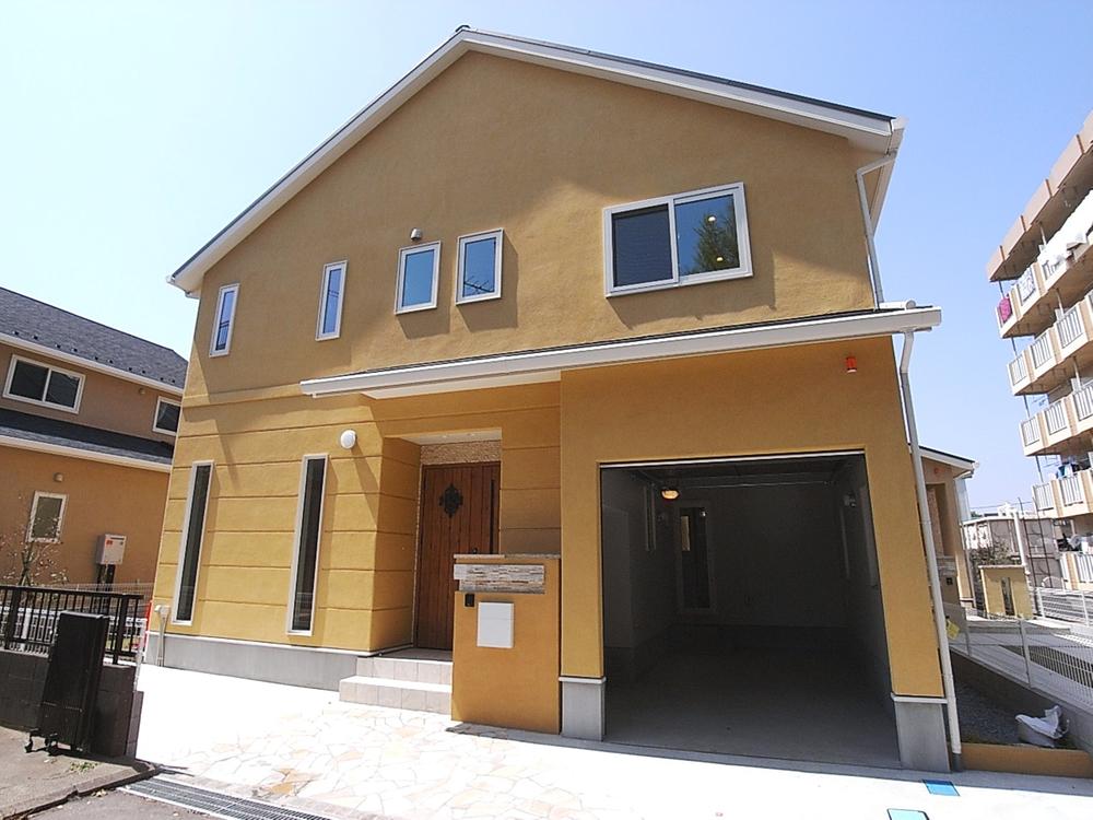  [1 Building / appearance] 1 Building with a built-in garage to protect the important car from wind and rain. Local (April 2013) Shooting
