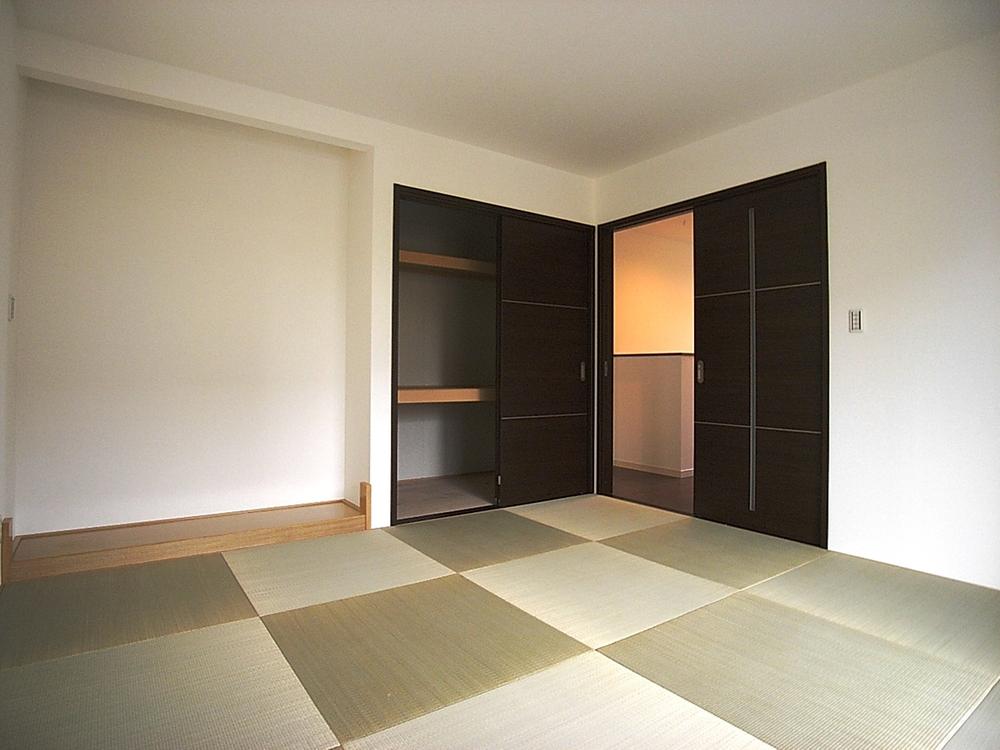 Non-living room.  [1 Building / Japanese-style room] When Ya steep visitor, When the parents came to play, 1 room is want Japanese-style room. Local (April 2013) Shooting