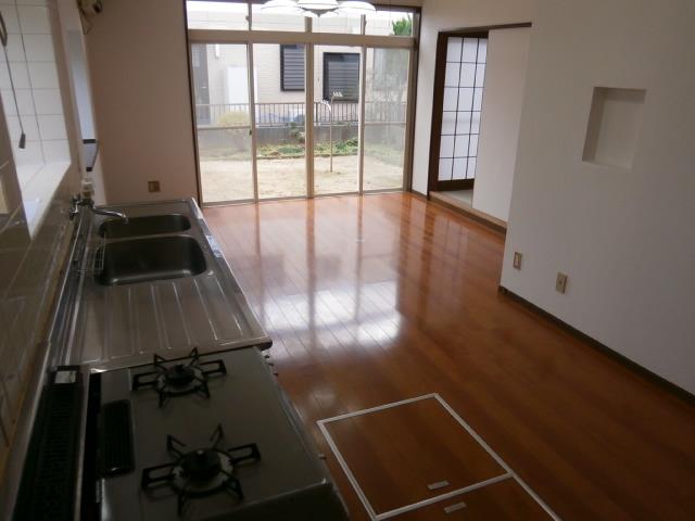 Kitchen. See the garden from the kitchen