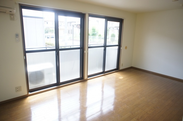 Living and room. 12 Pledge of spacious living