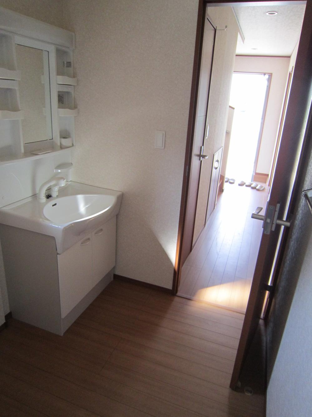 Same specifications photos (Other introspection). Same specifications washroom