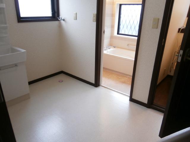 Bathroom. Wide dressing room, Washbasin new shower! Bath have windows is very bright!