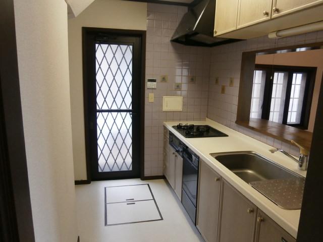 Kitchen. Gas stove new goods!