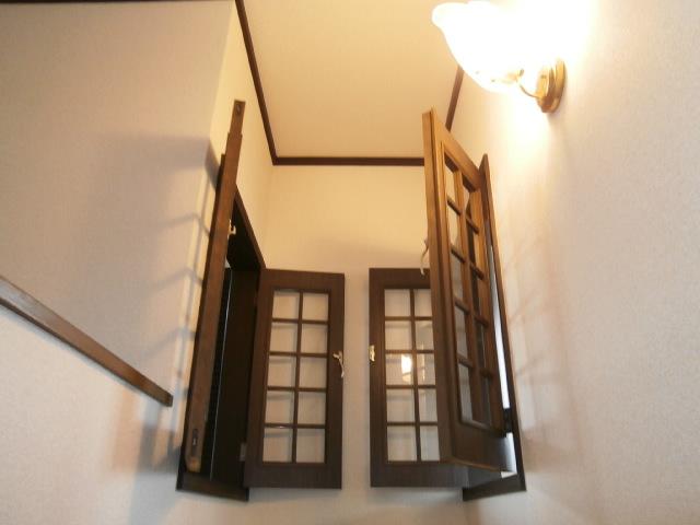 Other introspection. The second floor of a Western-style across the stairs there is the inner window! 
