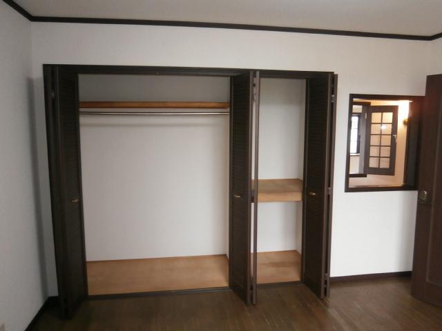 Receipt. Second floor middle of Western-style ・ The other side of the small window is a Western-style room with a loft!