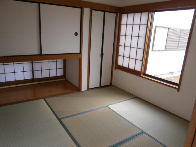 Non-living room. It is very calm making Japanese-style!