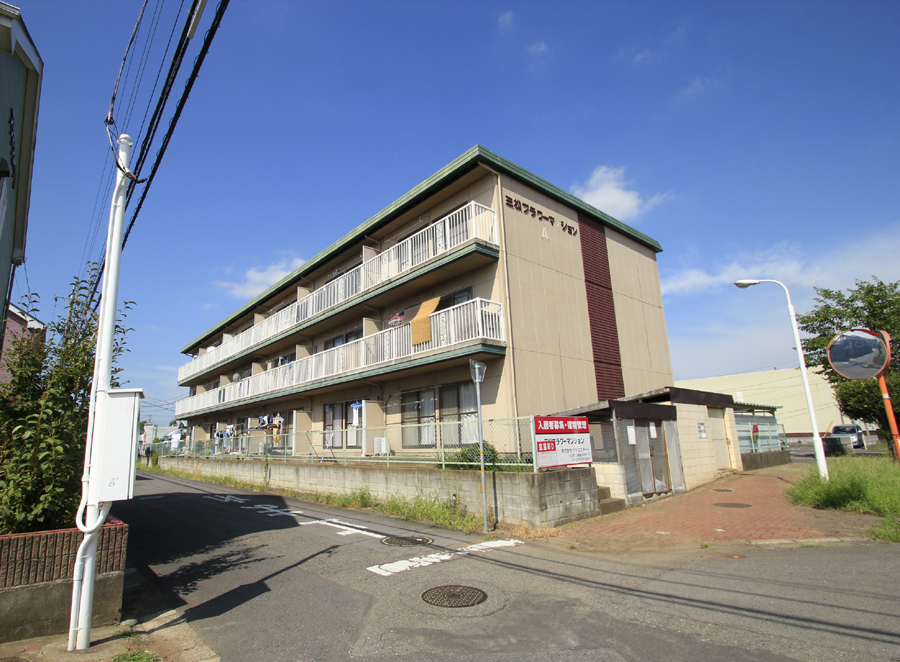 Building appearance. Steel three-story rental apartment