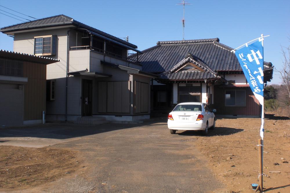 Local appearance photo. Look in the back is a one-story Japanese-style. It also comes with, It is not reform. 