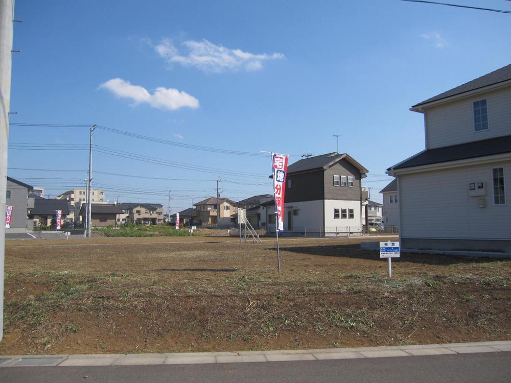 Local photos, including front road. Local (11 May 2011) Shooting