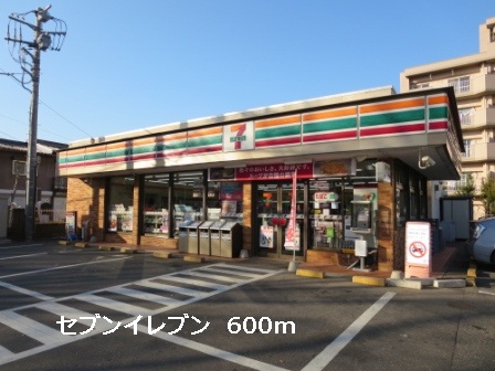 Convenience store. 600m to Seven-Eleven (convenience store)