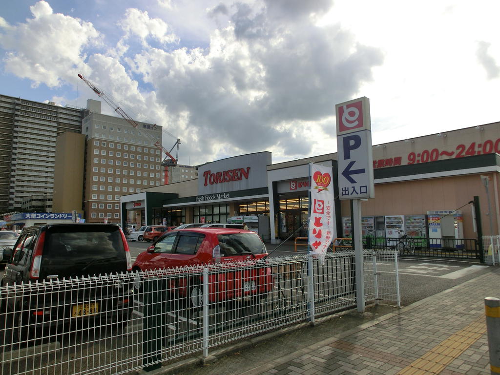 Supermarket. Torisen research Gakuen store up to (super) 1300m