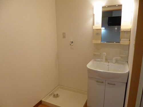 Washroom. Happy independence vanity type ☆ Laundry yard next to!
