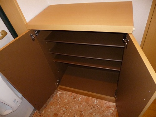 Entrance. Yes shoe box!