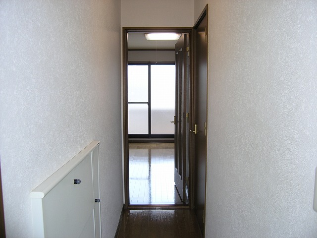 Entrance. There is housed in the front door!