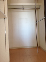 Receipt. High storage capacity walk-in closet