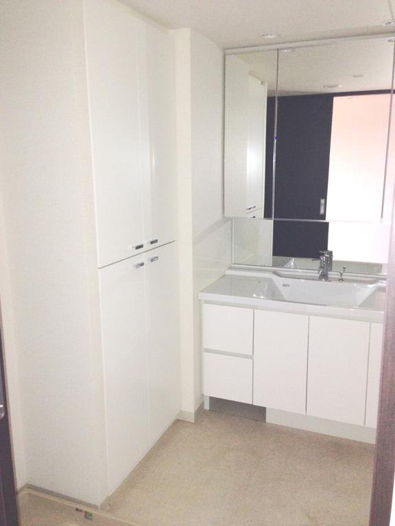 Washroom. Three-sided mirror with a large washbasin