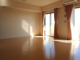 Living and room. Living dining about 18.3 Pledge! !