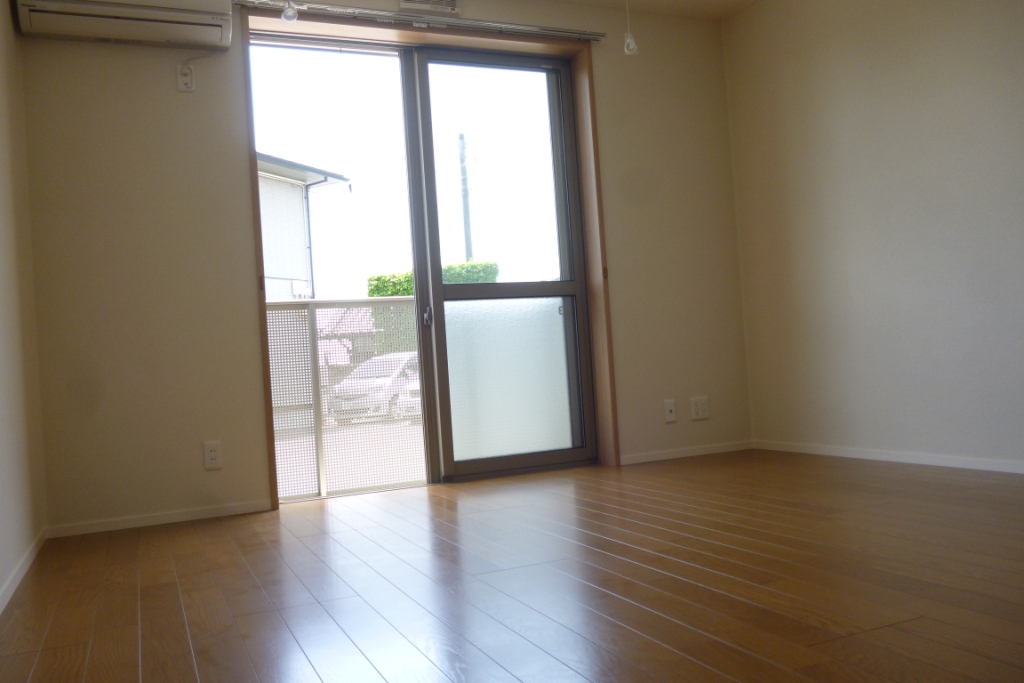 Living and room. Spacious 10 Pledge