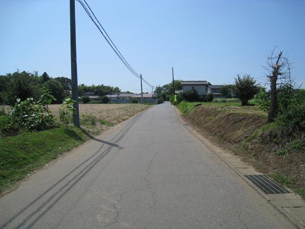 Local photos, including front road. Front road width 5.5m public roads