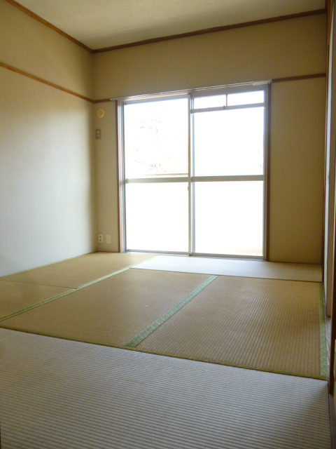 Living and room. Japanese-style room (South)