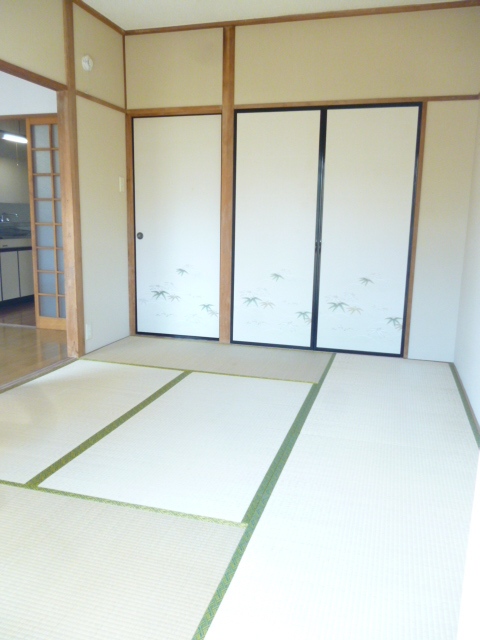 Living and room. Japanese-style room (South)