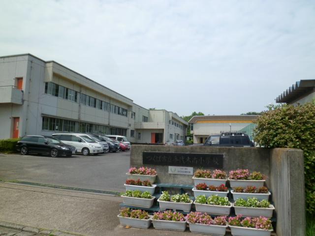 Primary school. 422m to Tsukuba City Minami Teshirogi Elementary School