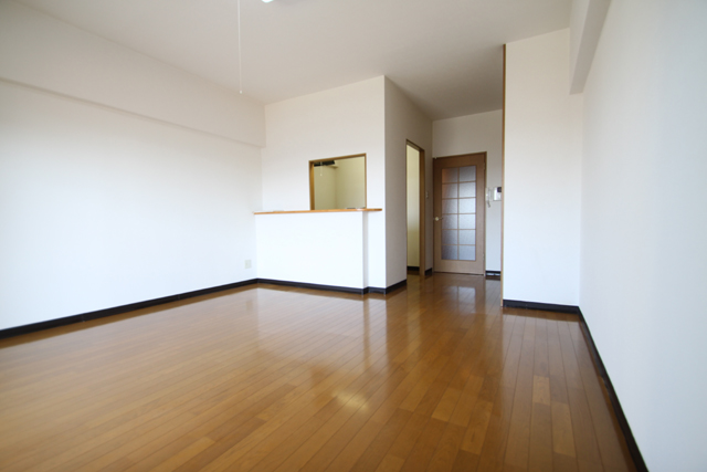 Living and room. Western-style 15 Pledge